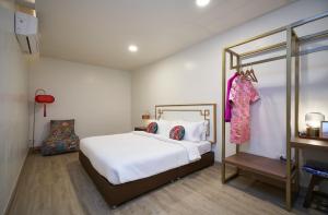 1 dormitorio con cama blanca y espejo en Sweet's Escape en Bangkok