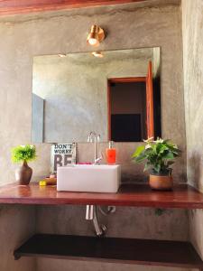 um balcão de casa de banho com um lavatório e um espelho em Villa Valencia em Jericoacoara