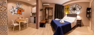 une chambre d'hôtel avec un lit, une table et une cuisine dans l'établissement ASTARE -short lets in bari carrassi-, à Bari