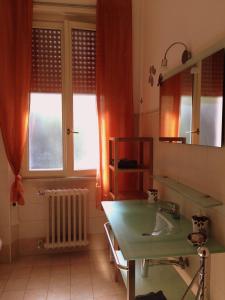 łazienka z umywalką, lustrem i oknem w obiekcie B&B Borgomarino w mieście Pescara