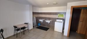un piccolo bagno con lavandino e bancone di -- Albergue Casa Mariela -- Solo Peregrinos con Credenciales a Torres del Río Altre 25 foto