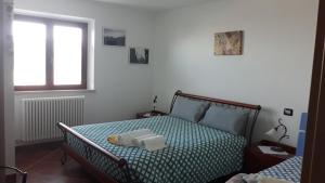 een slaapkamer met een bed en een raam bij Profumo di Campagna in Colonnella