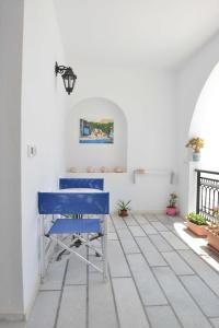 un banco azul en una habitación con suelo de baldosa en Dedalos Studios Naxos en Naxos