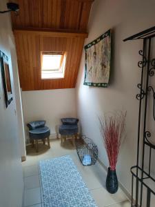 Zimmer mit zwei blauen Stühlen und einem Fenster in der Unterkunft Haras des Buissonnets in Bois-Anzeray