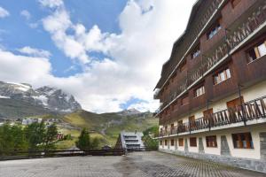 a view of a building with mountains in the background at Apartment Sky Cervinia in Breuil-Cervinia