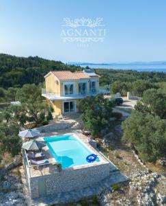Výhled na bazén z ubytování Villa Agnanti nebo okolí