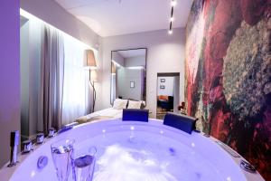 bañera grande en una habitación con dormitorio en Arts Apartments - Kraków Old Town, en Cracovia