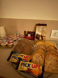 een tafel met een hoop brood en snacks bij Il Picchio di Chiaia in Napels