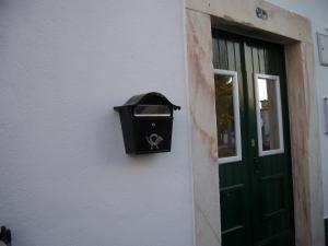 a mailbox on the side of a building with a door at Refugio do Rossio in Avis +1 photo