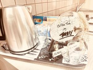 un bancone della cucina con un frullatore su un vassoio di Pigna Tommy House a Sanremo