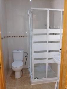 ネルハにある1 Pasaje Fuente de Cantareroの白いバスルーム(トイレ、シンク付)