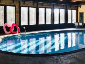 una gran piscina con un flotador rojo en un edificio en Bavarian Inn, Black Hills, en Custer