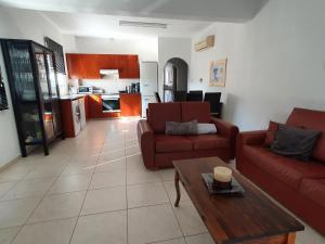 een woonkamer met twee rode banken en een tafel bij HomeSweetHome in Paphos City