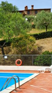 una piscina con un frisbee rojo junto a una valla en Vacanze Sant Andrea en Paciano