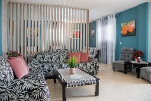 een woonkamer met 2 banken en een tafel bij Villa DK in Preveza