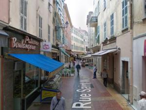 Un groupe de personnes marchant dans une rue avec des bâtiments dans l'établissement Charmant Studio avec Mezzanine, Climatisé, au Cœur de Menton, Proche Plages et Commerces - FR-1-196-300, à Menton