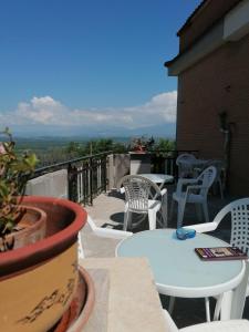d'une terrasse avec des tables et des chaises sur un balcon. dans l'établissement B&b Fabra Casa Mia e non solo, à Falvaterra