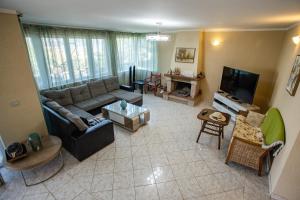 sala de estar con sofá y TV en Ana Apartment en Kotor