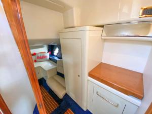 Kuchyň nebo kuchyňský kout v ubytování Daily Cruises Private Yachts