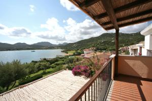 einen Balkon eines Hauses mit Seeblick in der Unterkunft Hotel Palumbalza Porto Rotondo in Porto Rotondo