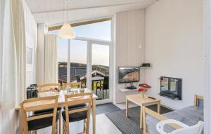 una sala de estar con mesa de comedor y una habitación con ventana en St, Andreasberg, Haus 35, en Sankt Andreasberg