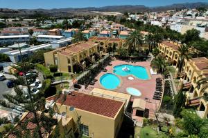 Una vista aérea de un complejo turístico con piscina. en Frida cozy house Maspalomas, en Maspalomas