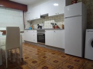 Kuchyňa alebo kuchynka v ubytovaní Piso en centro urbano de Puentedeume con terraza