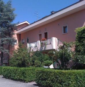 ein Haus mit einem Balkon an der Seite in der Unterkunft B&C Apartments LA POSTA Home in Lido di Jesolo