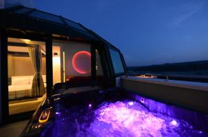 una vasca idromassaggio nel retro di un camion di notte di Hotel Hedonic a Belgrado