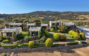 una vista aérea de una casa con jardín en Ktima Nikola, en Marmarion