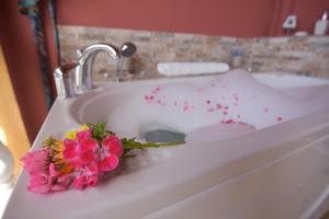 A bathroom at Baracunda Apartments