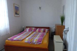 Posteľ alebo postele v izbe v ubytovaní Orwa apartmanok - Fenyőfa köz