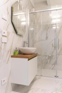 een witte badkamer met een wastafel en een douche bij HomeThirtyFour in Verona +12 foto's