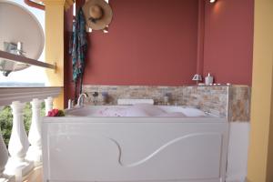 A bathroom at Baracunda Apartments