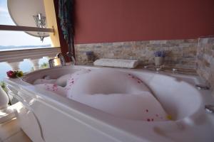 A bathroom at Baracunda Apartments