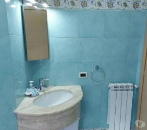 bagno con lavandino e specchio di Graziosa casa vacanza vicino al mare a Sperlonga centro! a Sperlonga