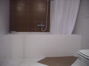 莫諾波利的住宿－Maria del Mar，带浴缸和卫生间的浴室。