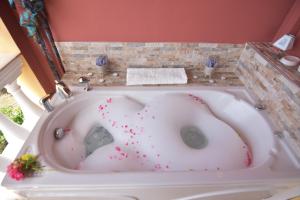 A bathroom at Baracunda Apartments