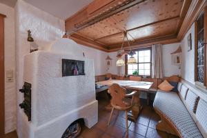 Habitación con mesa y comedor. en Haus Bella, en Schwangau