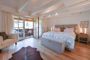 a bedroom with a bed and a couch and a chair at Haus Bella in Schwangau