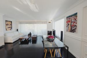 sala de estar con sofá blanco y mesa en Sia's Luxury Maisonette en Pikérmion