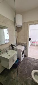 bagno con lavatrice e lavandino di Gjiri i Lalzit Lura 3 Apartment Toni a Durrës