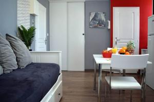 a bedroom with a bed and a table with a bowl of fruit at Appartement Place du Marché in Mers-les-Bains