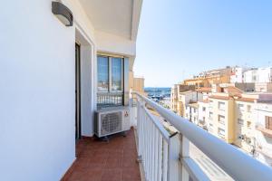 een balkon met uitzicht op de stad bij Hauzify I Apartament Sant Roc in L'Ametlla de Mar