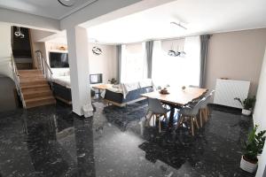 Televízia a/alebo spoločenská miestnosť v ubytovaní Villa Niso