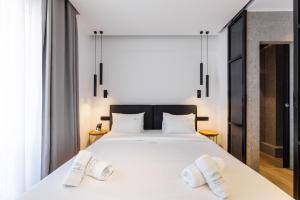 Postel nebo postele na pokoji v ubytování Kentro Luxury Suites