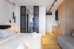 Postel nebo postele na pokoji v ubytování Kentro Luxury Suites