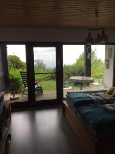 Schlafzimmer mit einem Bett und Blick auf einen Innenhof in der Unterkunft On the hill in Sasbachwalden