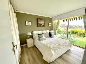 Postel nebo postele na pokoji v ubytování Eden Barmassa