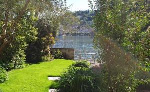 - une vue sur un lac depuis une cour arborée dans l'établissement La Casa dell'Isola, à Orta San Giulio